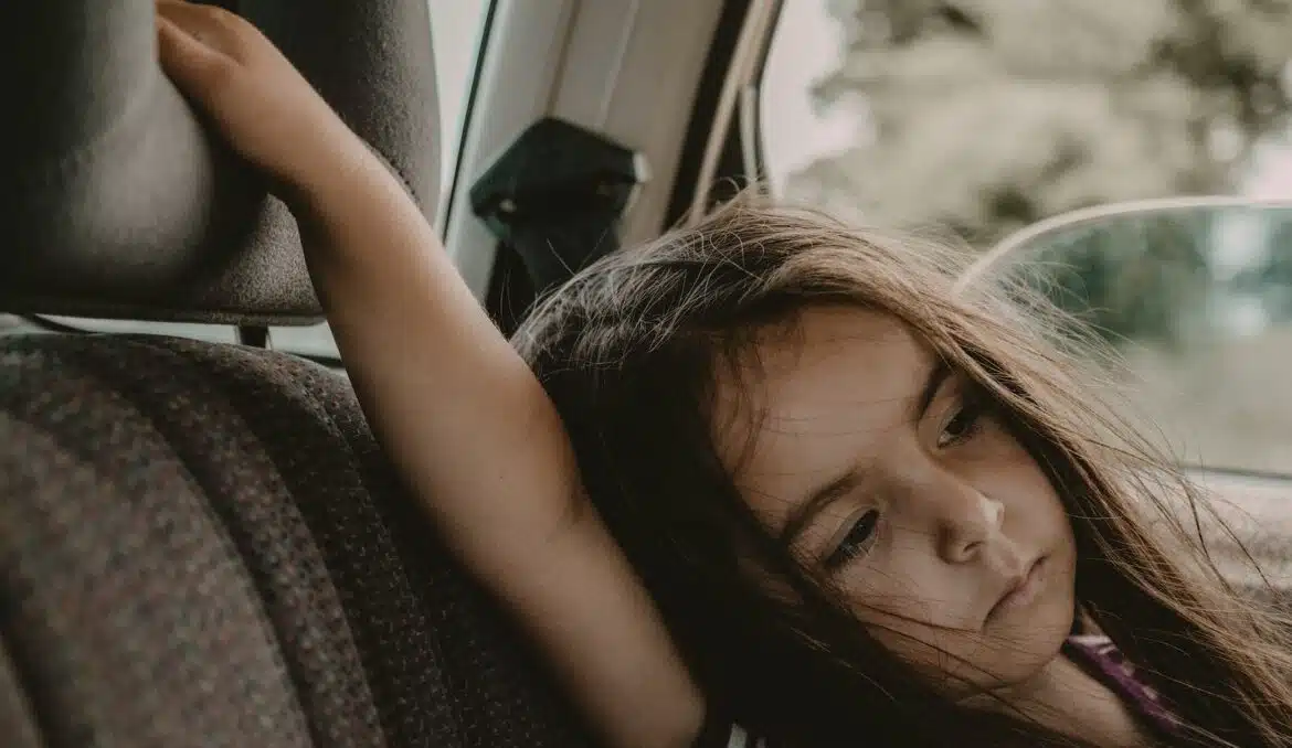 un enfant dans une voiture