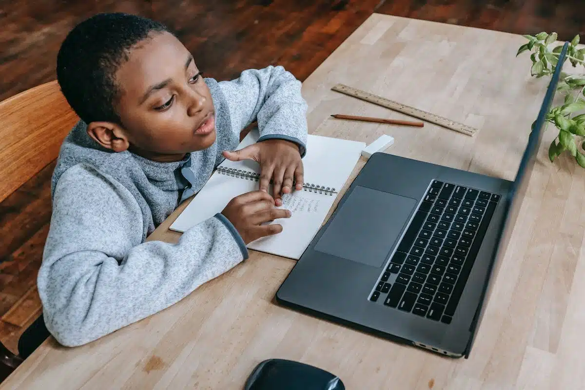 enfant  étudier