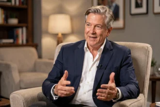 Bernard Mabille en interview télévisée parlant de sa vie personnelle et de sa femme dans un studio professionnel
